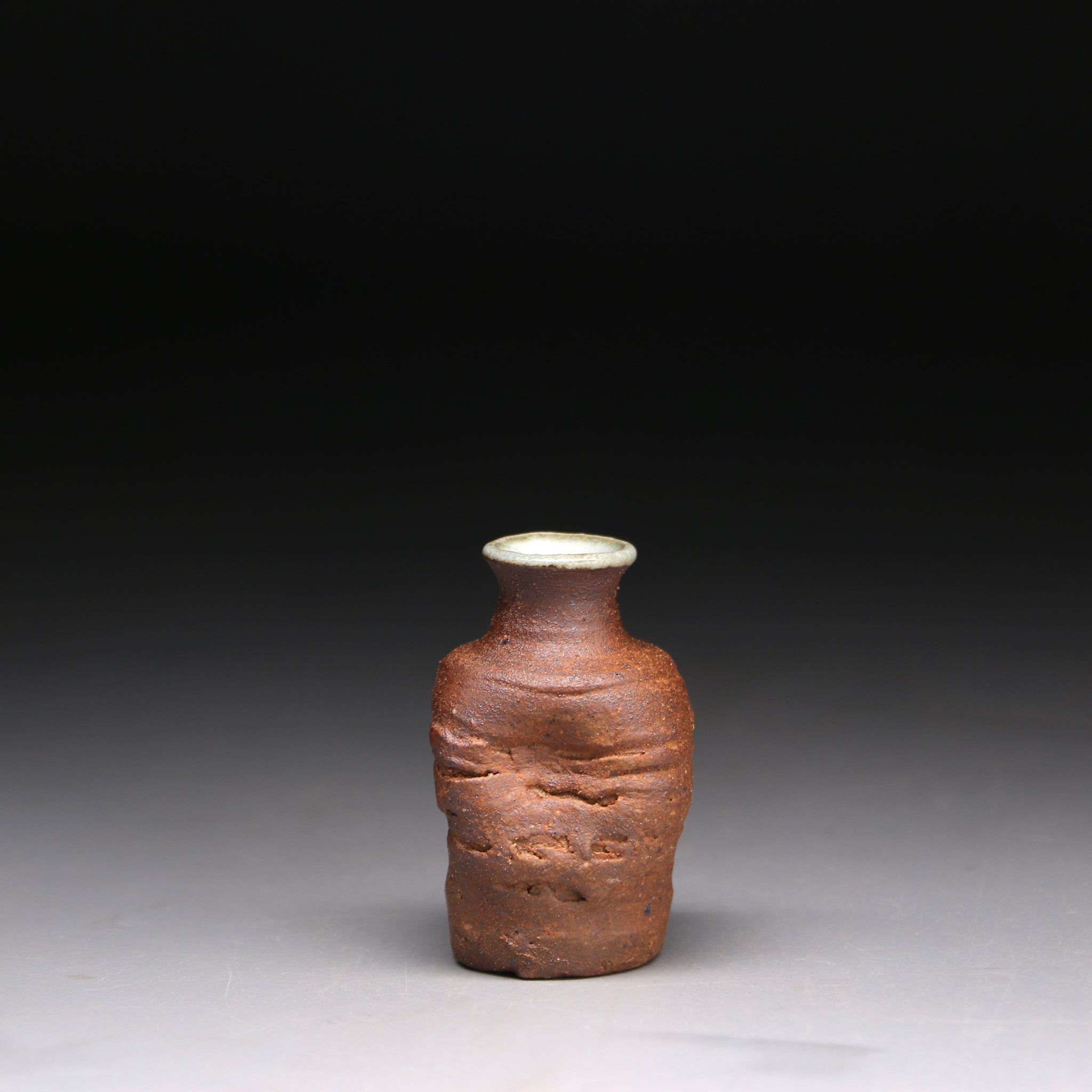 textured clay bud vase 5.5cm h x 4cm w