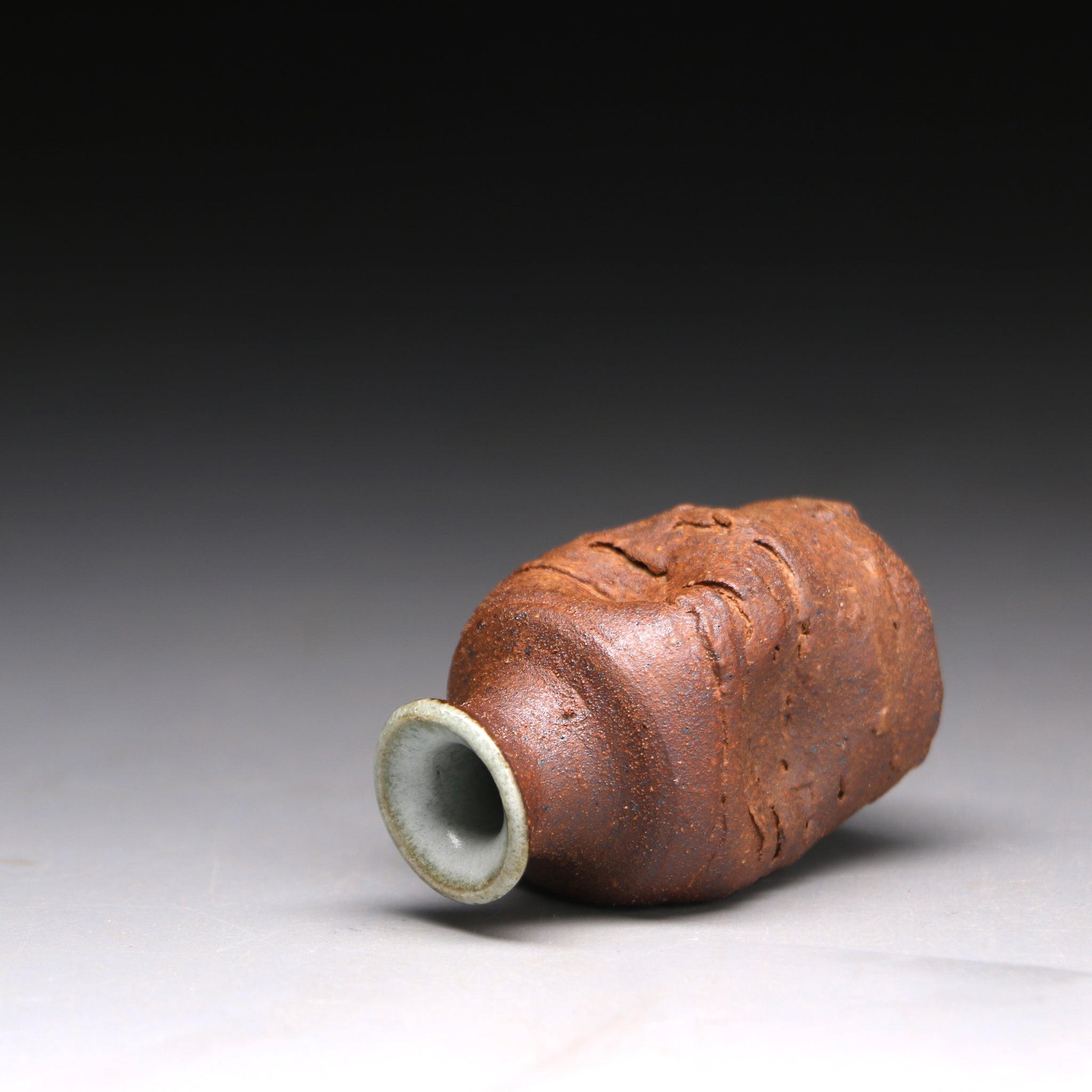 textured clay bud vase 5.5cm h x 4cm w